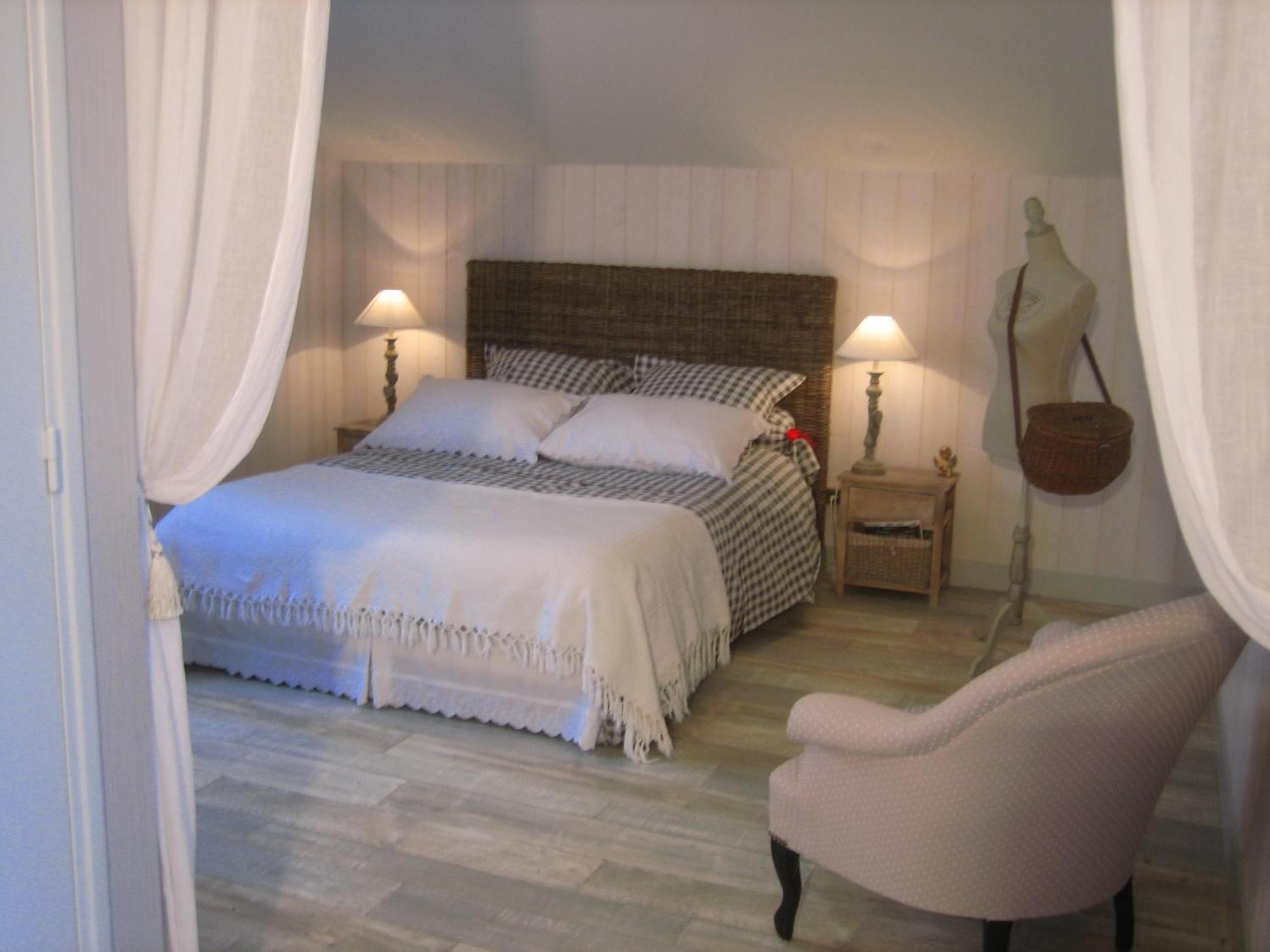 Les Pierres Blanches Bed & Breakfast Bonneuil-Matours Exterior photo